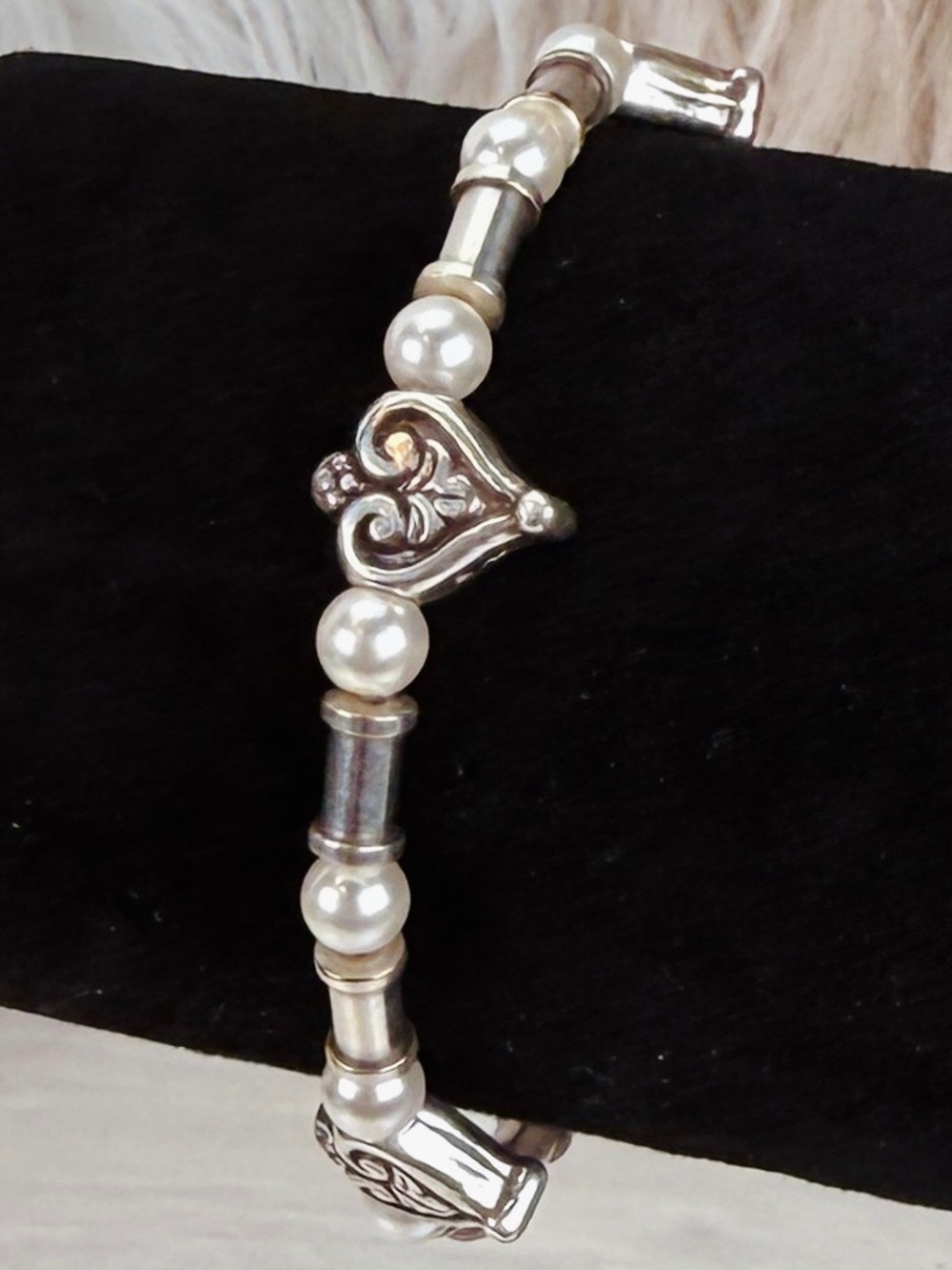 Beautiful retired Brighton, Pearl, Silvertone, charm heart Fleur De Lis bracelet